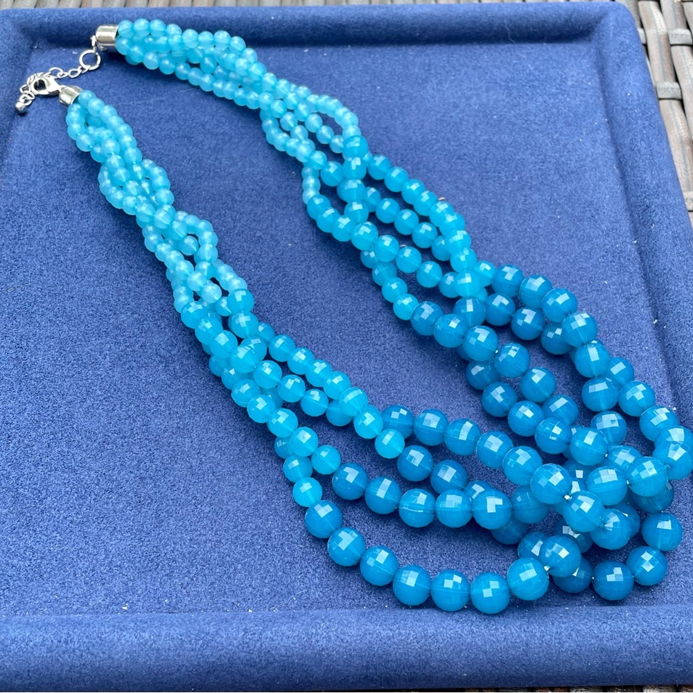 Ombre turquoise colored necklace